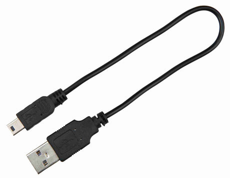 Schwarzes USB-Kabel mit einem Standard-USB-Stecker und einem Mini-USB-Stecker, das auf weißem Hintergrund liegt.