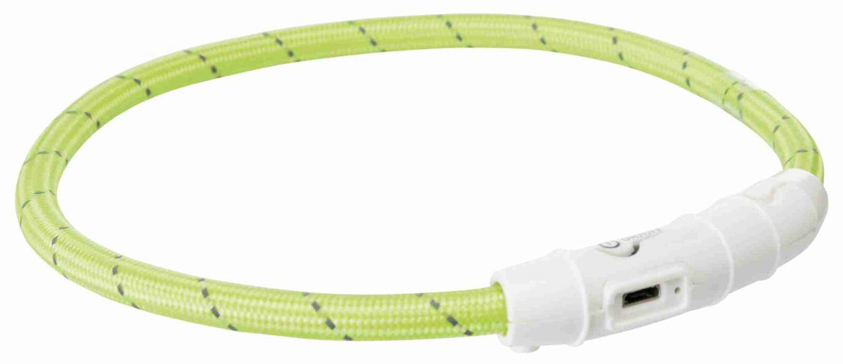 Grüner LED-Halsring mit weißem Verschluss und sichtbarer USB-Ladebuchse.