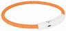 Oranger LED-Halsband-Leuchtring mit weißem Verschluss und sichtbarem USB-Anschluss, für bessere Sichtbarkeit.