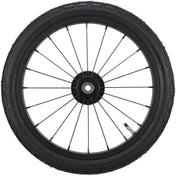 Ein schwarzes Fahrradrad mit speichenartigem Design, einem Ventil am rechten Rand und klar sichtbarer Lauffläche.