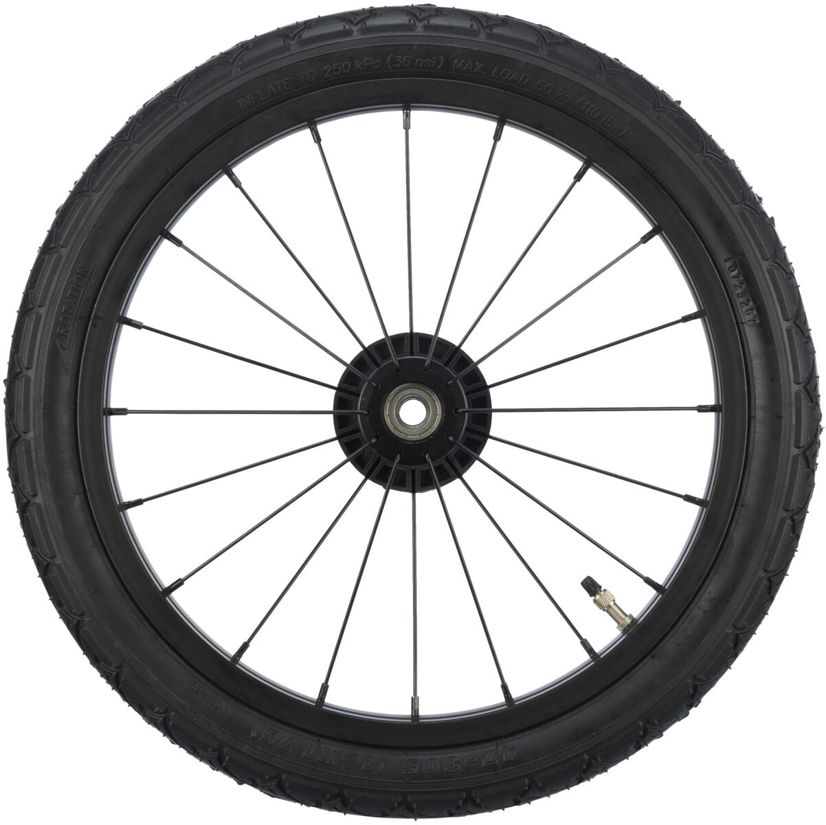 Ein schwarzes Fahrradrad mit speichenartigem Design, einem Ventil am rechten Rand und klar sichtbarer Lauffläche.