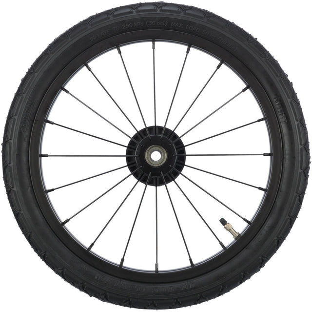 Ein schwarzes Fahrradrad mit speichenartigem Design, einem Ventil am rechten Rand und klar sichtbarer Lauffläche.