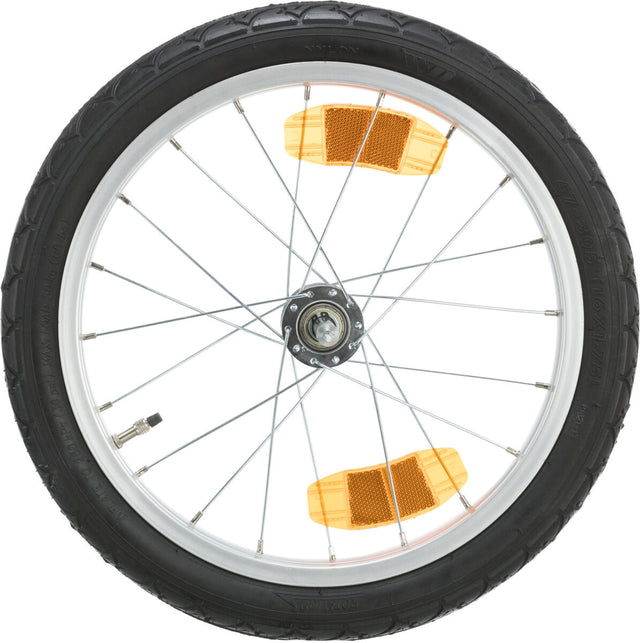 Schwarzes Fahrradreifenrad mit silbernen Speichen und orangenen Reflektoren an der Felge.