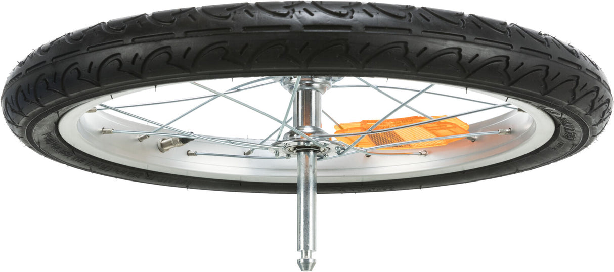 Ein schwarzes Fahrradreifenrad mit silbernen Speichen und einem orangefarbenen Reflektor.