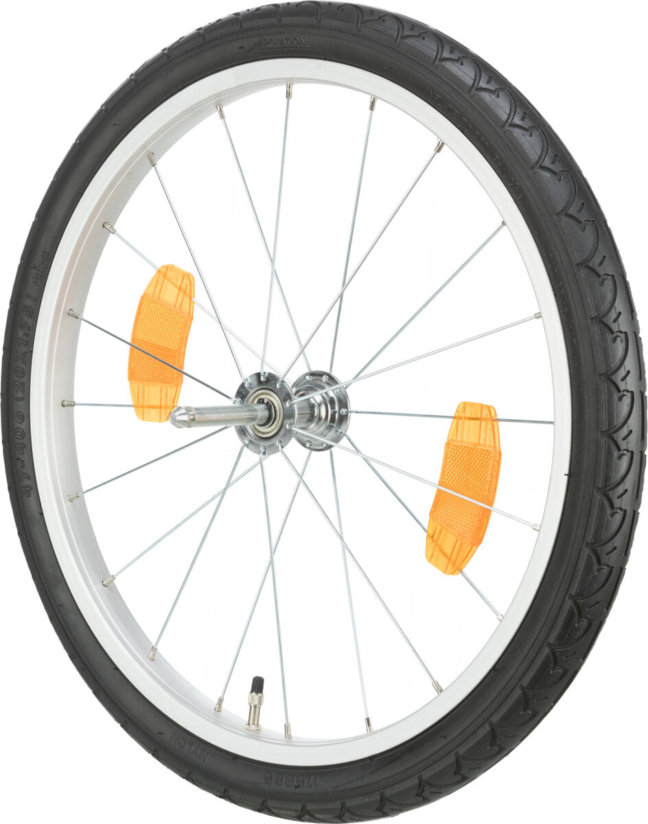 Schwarzes Fahrradreifen mit silbernen Speichen, zwei orangefarbene Reflektoren und Ventil auf weißem Hintergrund.