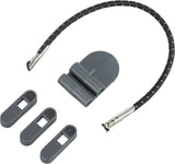 Graue Kunststoffhalterung mit drei Aufsätzen und einem gebogenen schwarzen Kabel mit Metallenden.