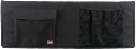 Schwarze rechteckige Tasche mit einer Klappentasche links und einer Netzstofftasche rechts, Label unten links.
