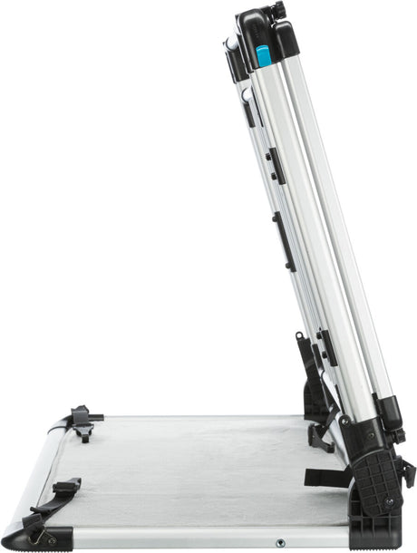 Zusammenklappbare silberne Rampe mit schwarzen Kunststoffteilen und verstellbaren Gurten auf weißem Hintergrund.