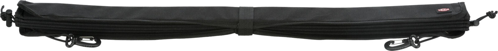 Ein schwarzes, längliches, gefaltetes Objekt aus Stoff mit Haken und einer gut sichtbaren Trixie-Marke.