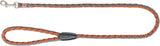 Geflochtene orange-graue Leine mit Metallhaken und schwarzem Griff, Text "TRIXIE" auf Etikett sichtbar.
