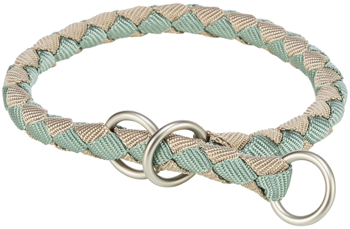 Geflochtenes Hundehalsband in Beige und Grün mit drei silbernen Metallringen.