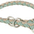 Geflochtenes Hundehalsband in Beige und Grün mit drei silbernen Metallringen.