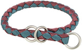 Geflochtenes Halsband in Rot und Blau mit zwei silbernen Metallringen.
