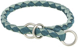Geflochtenes Halsband in Blau und Grau mit zwei silbernen Metallringen.
