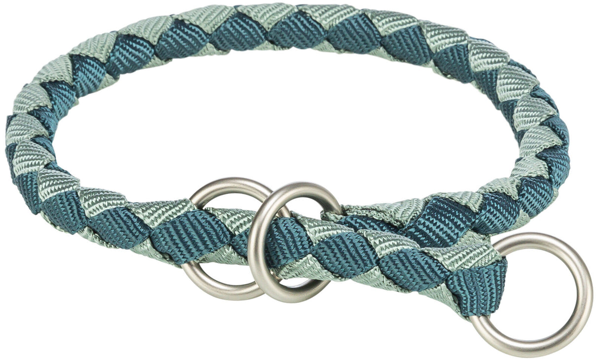 Geflochtenes Halsband in Blau und Grau mit zwei silbernen Metallringen.