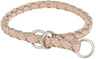 Geflochtenes Halsband aus rosa und beigem Material mit zwei silbernen Metallringen.
