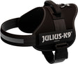 Schwarzes Hundegeschirr mit reflektierendem Streifen und sichtbarem „Julius-K9“-Logo auf der Seite.