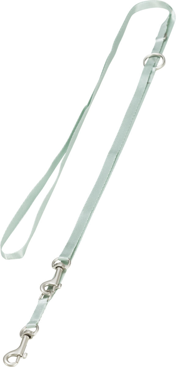 Eine hellgrüne Hundeleine mit zwei Karabinerhaken und einem Metallring aus leicht glänzendem Material.
