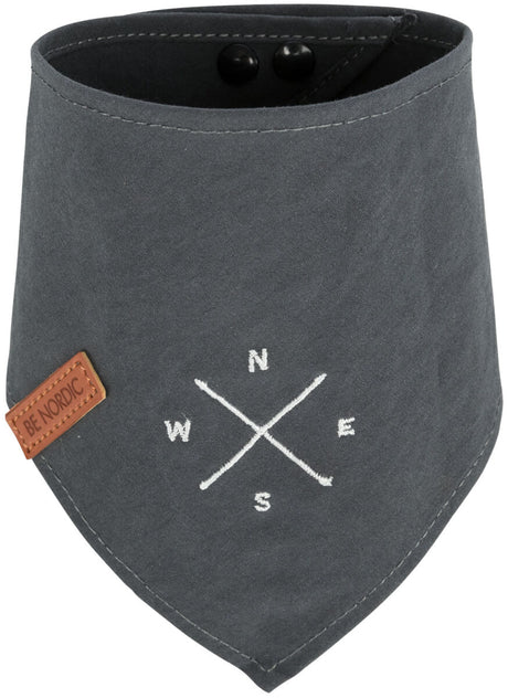 Dunkelgraues Halstuch mit Kompass-Motiv in Weiß und Label "BE NORDIC" auf braunem Lederetikett.
