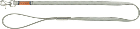 Graue Hundeleine mit Schlaufe, Metallverschluss und "BE NORDIC"-Etikett in Lederoptik.