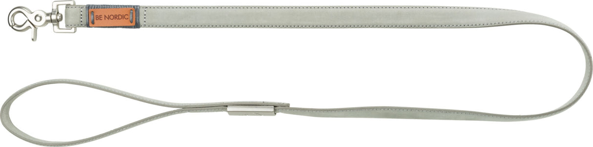 Graue Hundeleine mit Metallhaken, Leder-Label "BE NORDIC" und genähter Schlaufe.