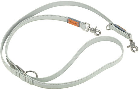 Hellgraue Hundeleine mit zwei Metallkarabinern und einem kleinen orangefarbenen Etikett mit der Aufschrift "BE NORDIC".