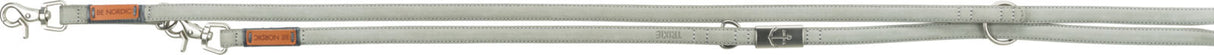 Graues Hundeleine mit orangenem Etikett, Metallhaken und Ösen, Aufschrift "BE NORDIC" und Ankerlogo.