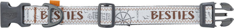 Hundehalsband mit grauen Schnallen und weißem Stoff, darauf "BESTIES" in brauner Schrift und dekorativen Mustern.