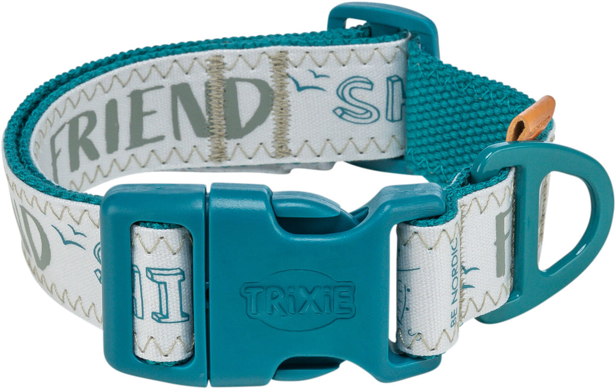 Türkises Hundehalsband mit Klickverschluss und Text "FRIEND" auf weißem Hintergrund, gestickte Details.