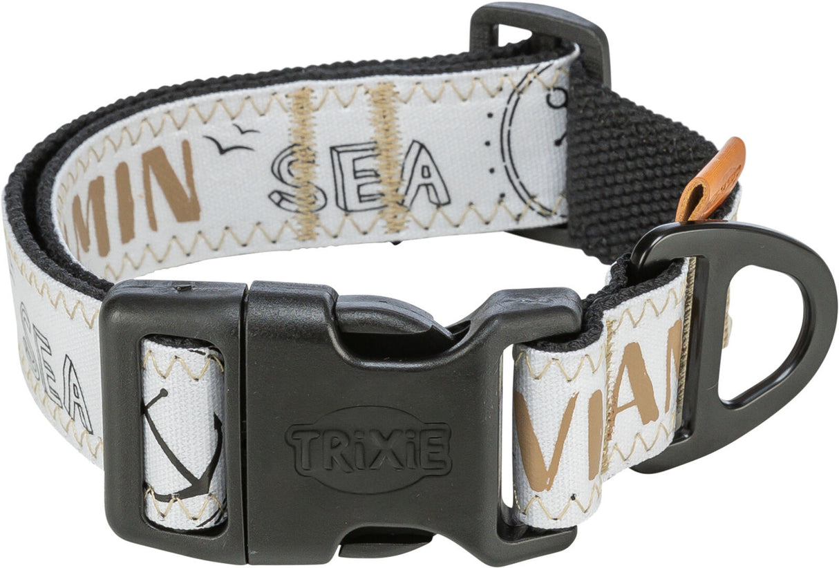 Hundehalsband mit maritimen Design in Weiß und Beige, schwarzer Klickverschluss, teilweise sichtbarer Text "SEA".