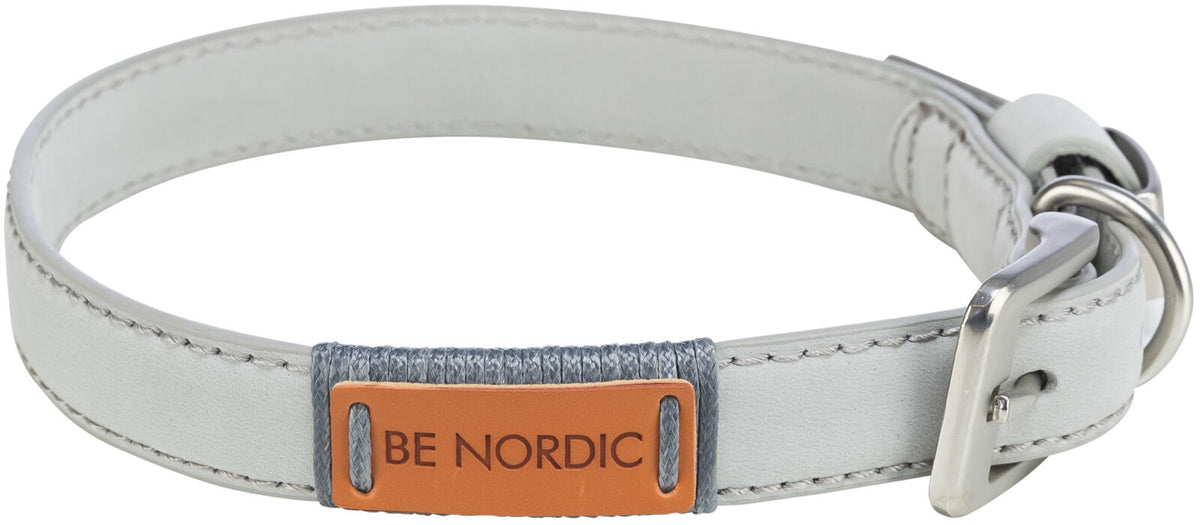 Graues Halsband mit Metallschnalle und orangefarbenem Etikett mit der Aufschrift "BE NORDIC".