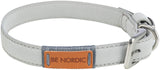 Graues Halsband mit Metallschnalle und orangefarbenem Etikett mit der Aufschrift "BE NORDIC".