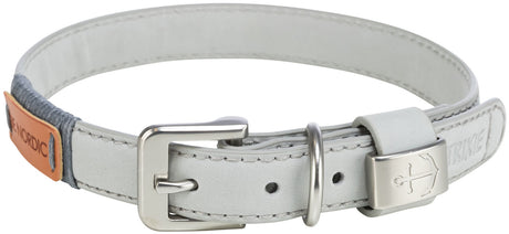 Hellgraues Hundehalsband aus Leder mit silberner Schnalle und einem gravierten Ankersymbol auf dem Verschluss.