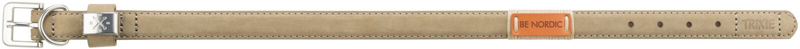 Hellbraunes, flaches Hundehalsband mit Metallschnalle und gesticktem Text "BE NORDIC" auf orangefarbener Plakette.