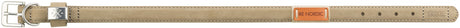 Hellbraunes, flaches Hundehalsband mit Metallschnalle und gesticktem Text "BE NORDIC" auf orangefarbener Plakette.