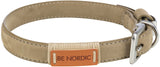 Beiges Hundehalsband aus Leder mit silberner Schnalle und Beschriftung "BE NORDIC" auf braunem Etikett.