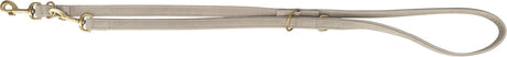Beige Hundeleine mit verstellbaren Abschnitten und goldfarbenen Karabinern.