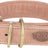 Rosa Hundehalsband mit gesticktem Logo und messingfarbener Schnalle sowie Schlaufen aus Metall.