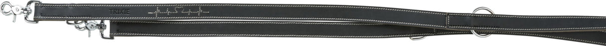 Schwarze Hundeleine mit weißen Nähten, Metallkarabinern und einem eingeprägten Schriftzug "Trixie" sichtbar.