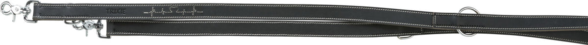 Schwarze Hundeleine mit weißen Nähten, Metallkarabinern und einem eingeprägten Schriftzug "Trixie" sichtbar.
