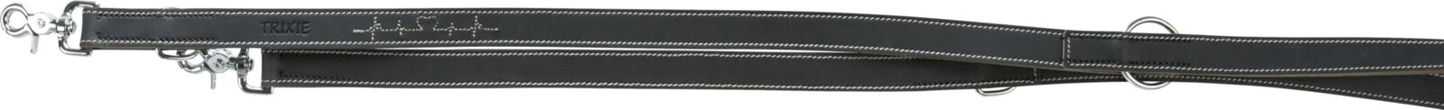Schwarze Hundeleine mit weißen Nähten, Metallkarabinern und einem eingeprägten Schriftzug "Trixie" sichtbar.