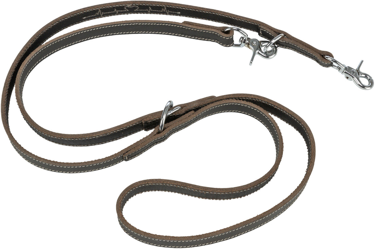 Braune Hundeleine mit Metallschnallen und weißen Nähten, mehrfach verstellbar mit mehreren Ringen.