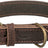 Braunes Hundehalsband aus Leder mit Metallschnalle und graviertem Logo, sichtbare Nähte und Struktur.