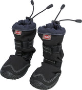 Zwei schwarze Hundeschuhe mit Gummisohle und Klettverschlüssen, oben mit Tunnelzug, Logo "Trixie".