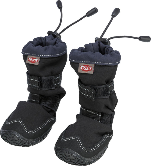 Zwei schwarze Hundeschuhe mit Gummisohle und Klettverschlüssen, oben mit Tunnelzug, Logo "Trixie".