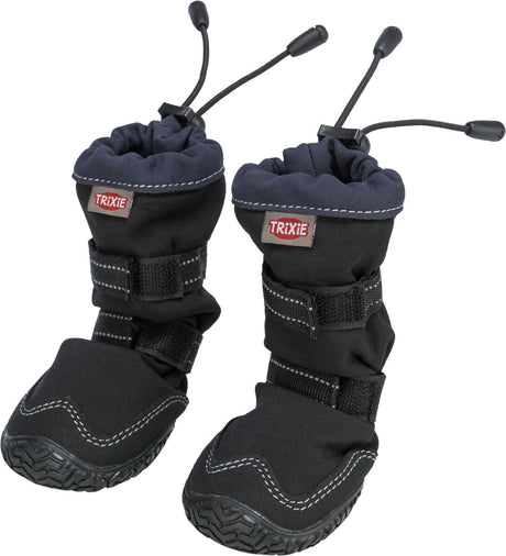 Zwei schwarze Hundeschuhe mit Gummisohle und Klettverschlüssen, oben mit Tunnelzug, Logo "Trixie".