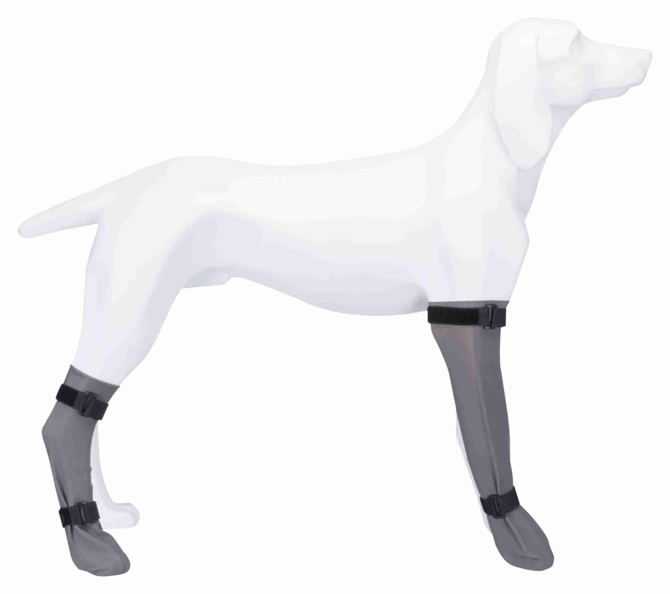 Ein weißes Hundemodell trägt graue, kniehohe Hundeschuhe mit schwarzen verstellbaren Riemen an den Vorderbeinen.