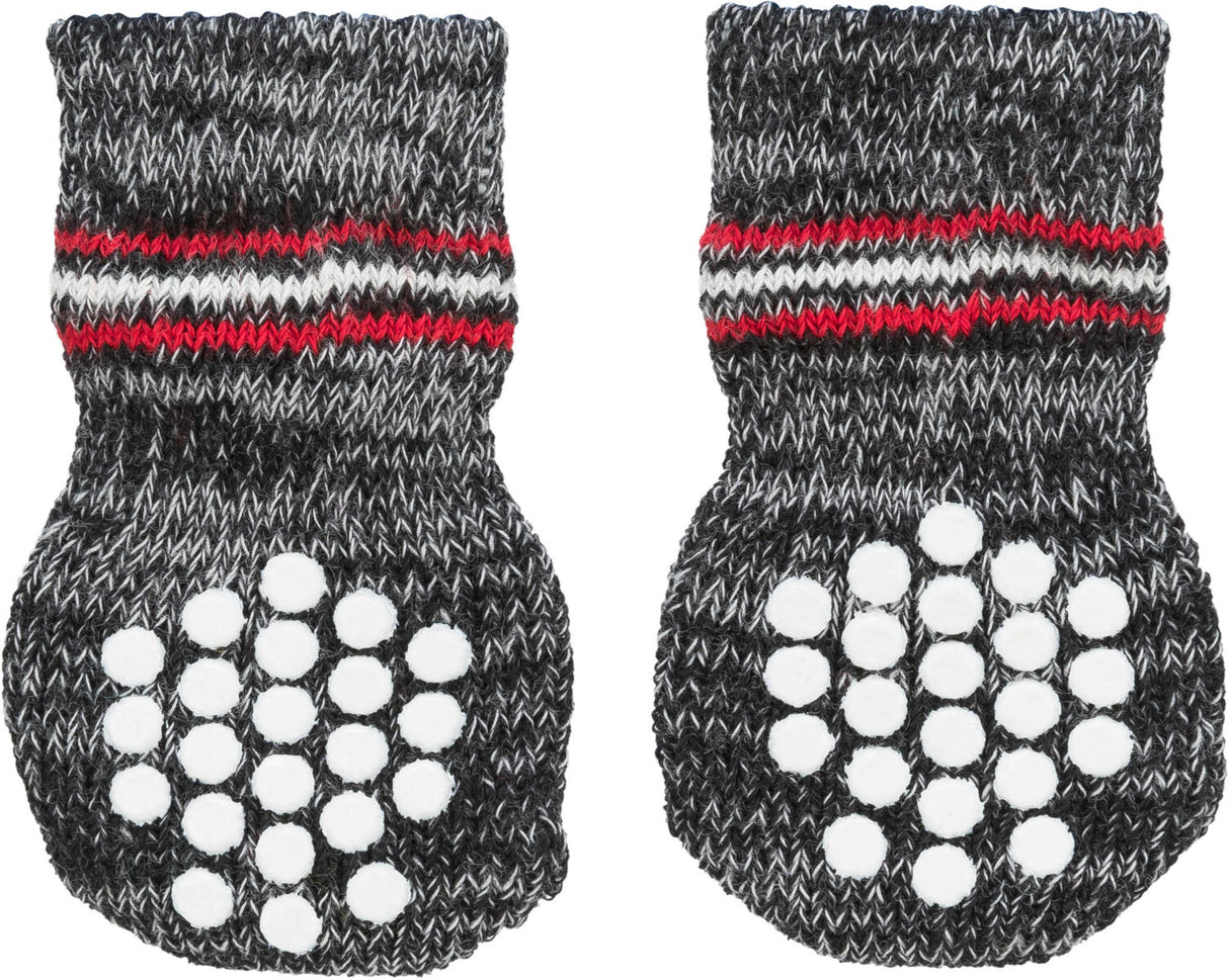 Zwei dunkelgraue Stricksocken mit roten und weißen Streifen sowie weißen runden Noppen auf den Sohlen.