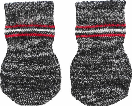 Zwei gestrickte Socken in Schwarz, Weiß und Rot mit roten und weißen Streifen auf grauem Hintergrund.