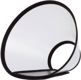 Transparenter Kegel mit schwarzem Rand, der eine ellipsenartige Form hat und Licht reflektiert.